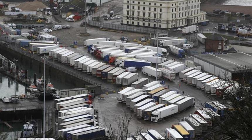 Virüsten kaçarken böyle görüntülendiler, kuyruklar kilometrelerce uzadı!