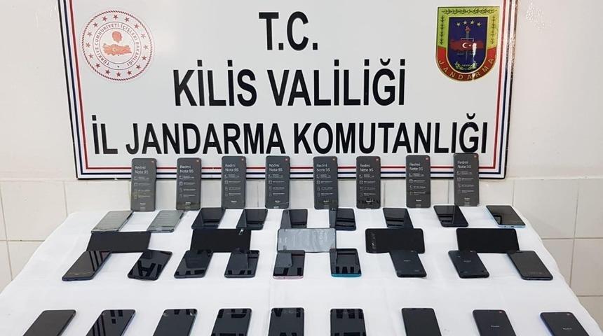 G&uuml;mr&uuml;k ka&ccedil;ağı 40 cep telefonu yakalandı