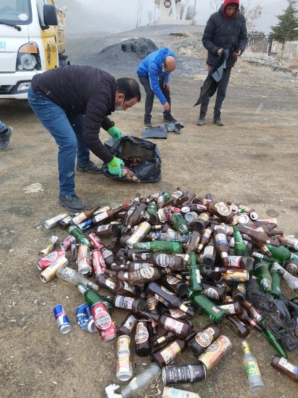 Hakkari&rsquo;de mezarlığa bira şişelerinin atılmasına tepki