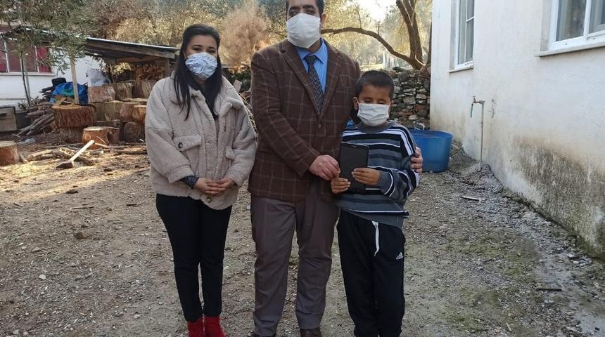 Görme engelli Orhan Can’a Çerçioğlu’ndan tablet hediyesi