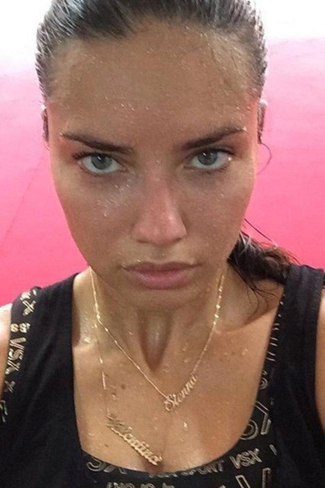 Adriana Lima Metin Hara'nın aşk kolyesini boynundan çıkardı