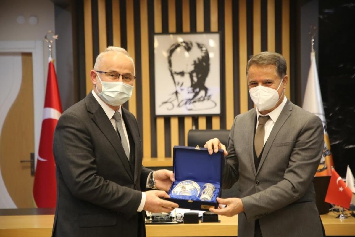 Rekt&ouml;r &Uuml;nal: &ldquo;&Uuml;niversite-şehir b&uuml;t&uuml;nleşmesinde yerel y&ouml;netimlerin &ouml;nemli bir rol&uuml; var&rdquo;