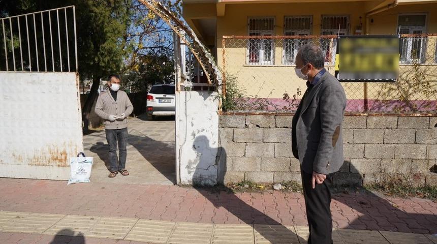 Korona vir&uuml;se yakalanan personelle gıda paketi