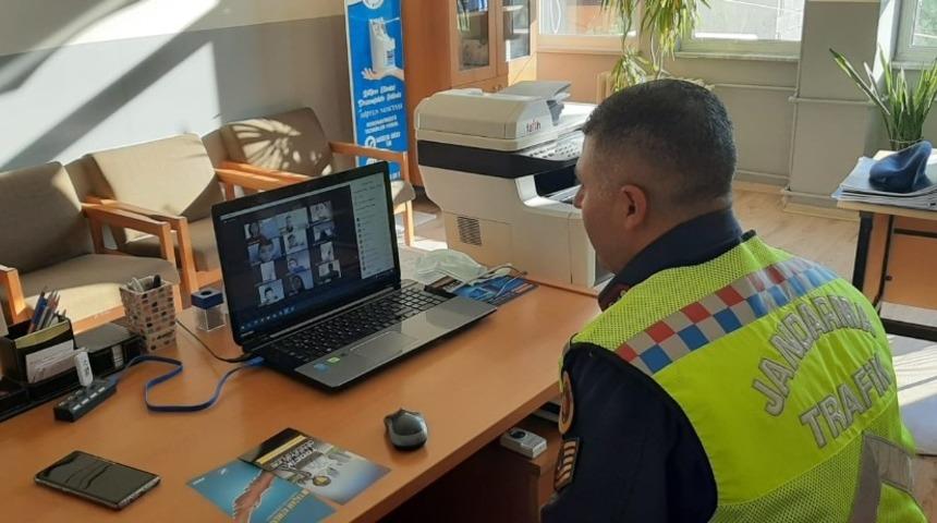 Jandarmadan &ouml;ğrencilere canlı yayınla trafik dersi