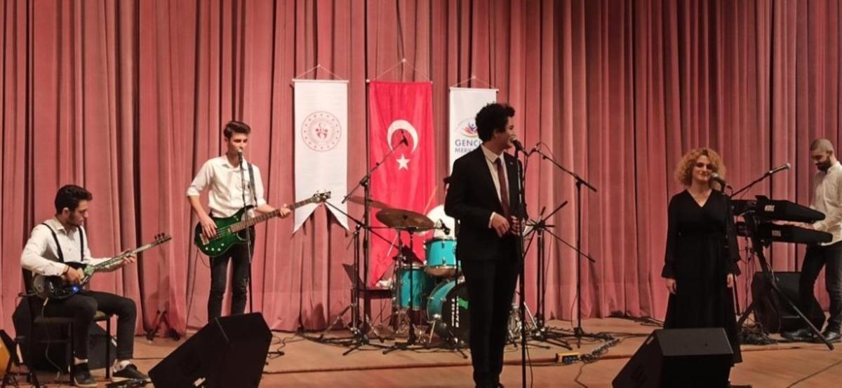 Anadolu &Uuml;niversitesi gen&ccedil; m&uuml;zisyenlerin yanında