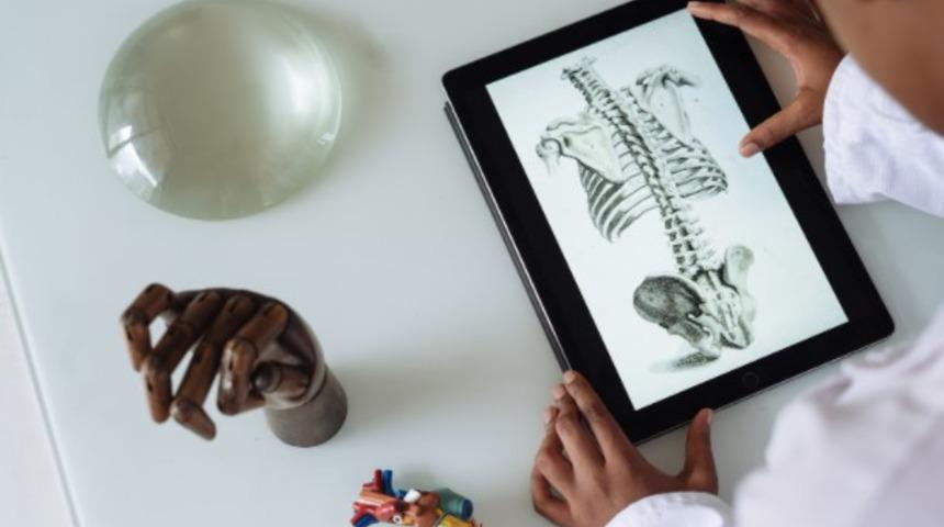 Kal&ccedil;a kemiğinin yeri ve &ouml;zelliği nedir? Kal&ccedil;a kemiği ağrısı neden olur? Kal&ccedil;a kırığı ve bunun tedavisi