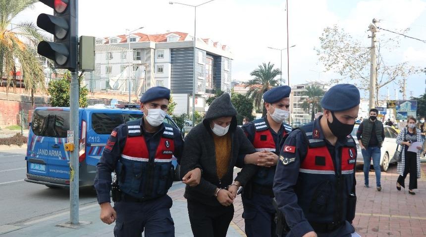 Boğazına bıçak dayadığı turiste cinsel tacizde bulunup gasp etti