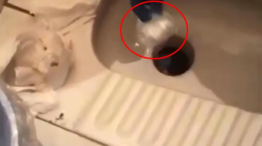 Şoke eden g&ouml;r&uuml;nt&uuml;! Uyuşturucuları tuvalet deliğine gizlemişler