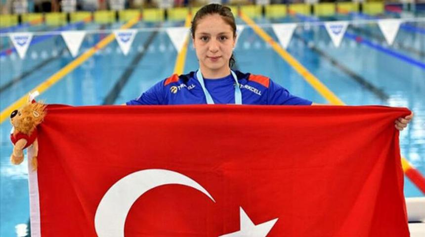 Milli yüzücü Merve Tuncel'den dünya rekoru