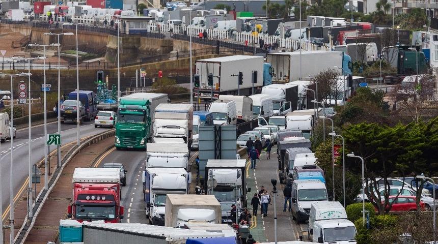İngiltere’de yaklaşık 3 bin TIR mahsur kaldı