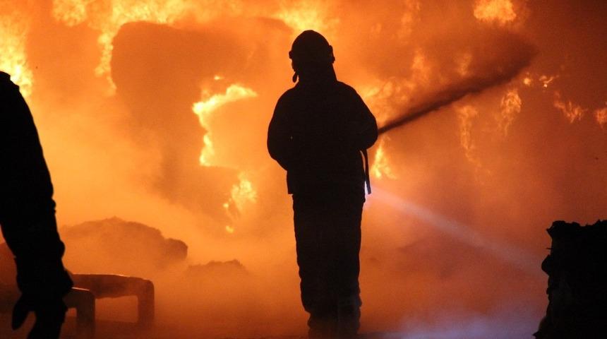 Kocaeli&rsquo;deki fabrika yangını 4 saatte s&ouml;nd&uuml;r&uuml;ld&uuml;