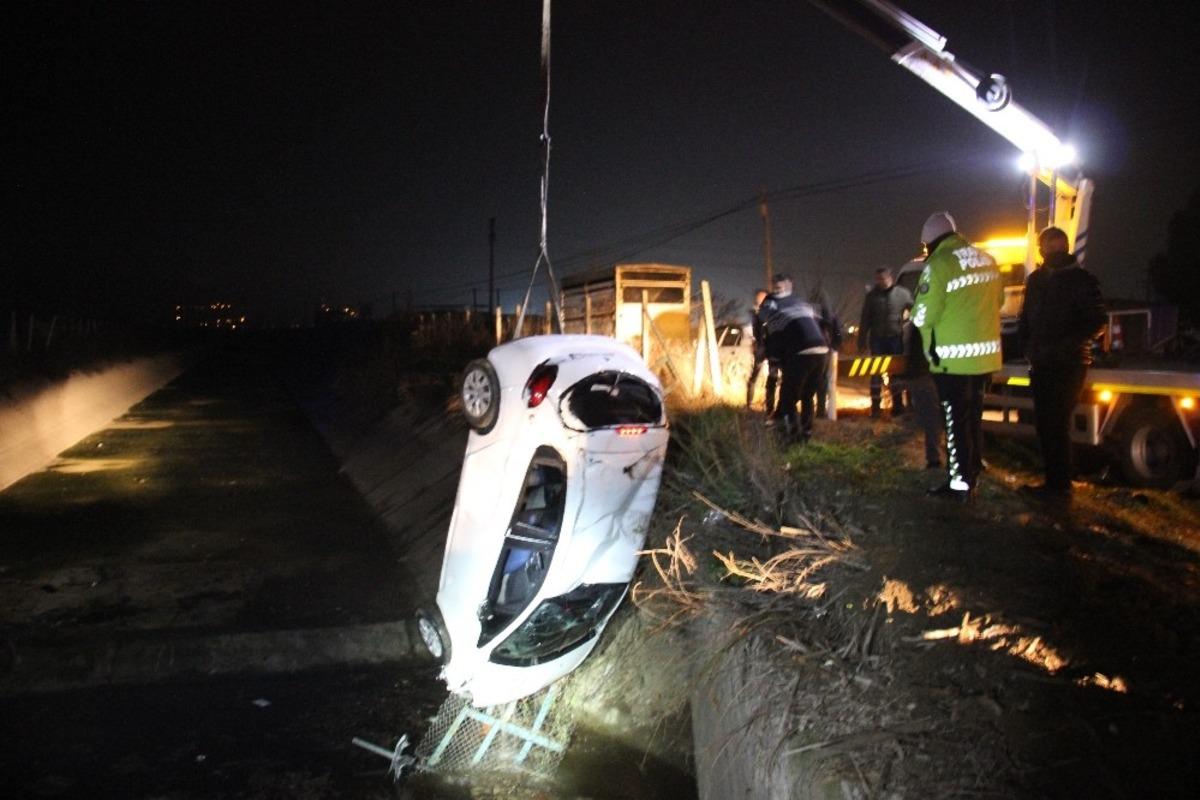 Sulama kanalına u&ccedil;an otomobilin s&uuml;r&uuml;c&uuml;s&uuml; kayıplara karıştı