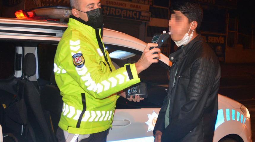 Kısıtlamada 'dur' ihtarına uymayıp ka&ccedil;tı, kaza yapınca yakalandı