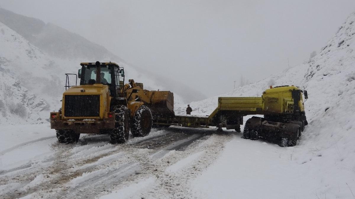 Muş&rsquo;ta kardan kapanan yollar ulaşıma a&ccedil;ılıyor