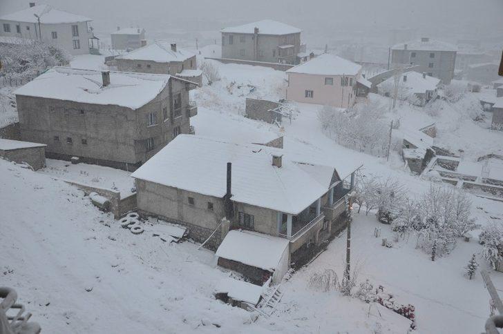 Yüksekova’da kar kalınlığı 10 santimetreyi buldu G4