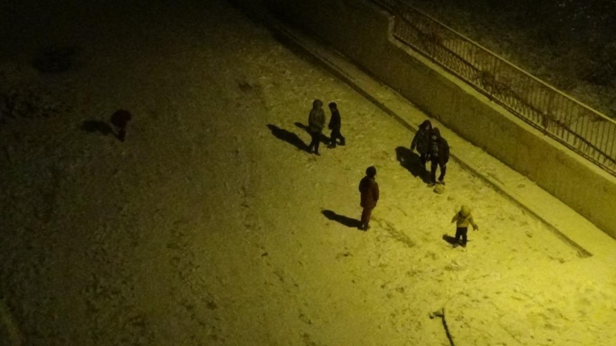 &Ccedil;ocukların karda top keyfi