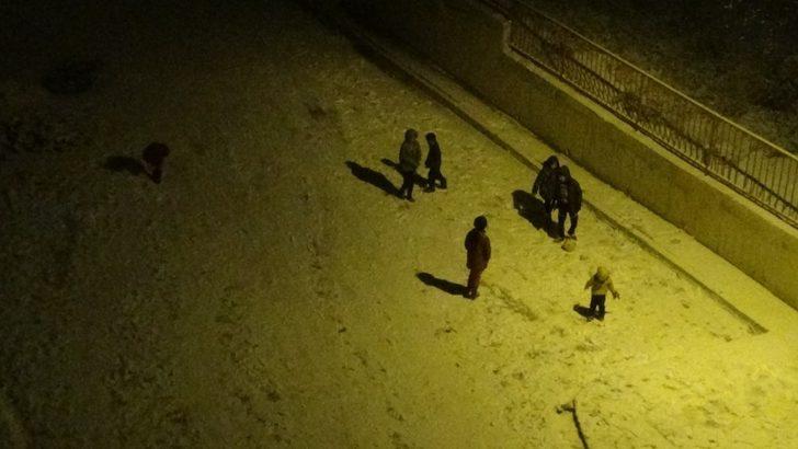 Çocukların karda top keyfi G1