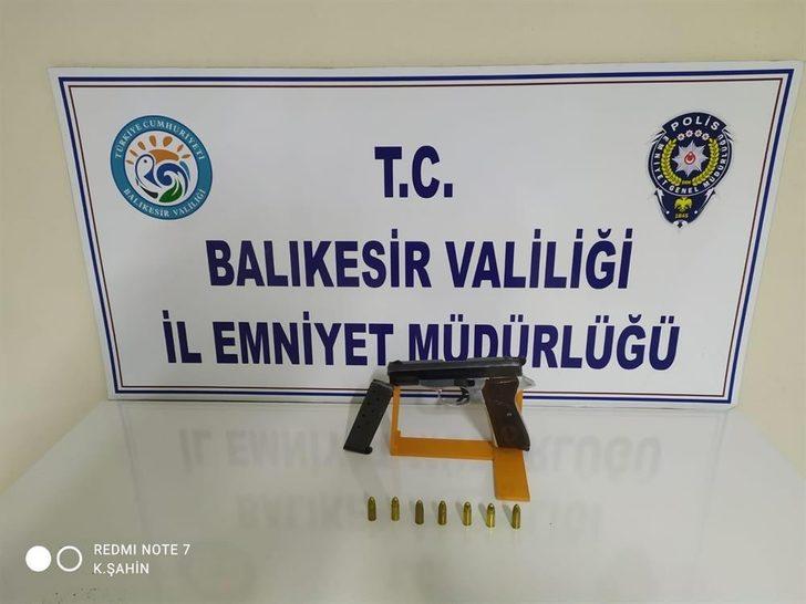 Balıkesir’de polis 12 aranan şahsı yakaladı G1