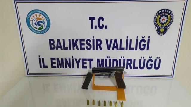 Balıkesir’de polis 12 aranan şahsı yakaladı