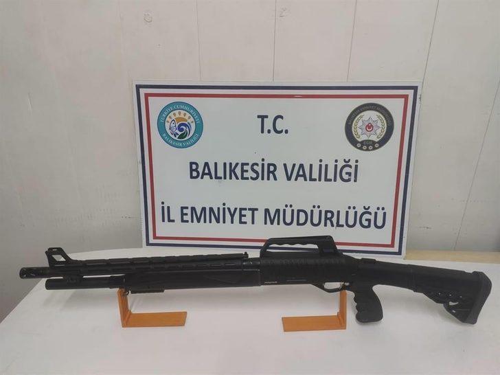 Balıkesir’de polis 12 aranan şahsı yakaladı G3