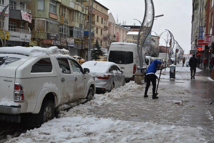 Hakkari’de 74 yerleşim yeri ulaşıma kapandı G2