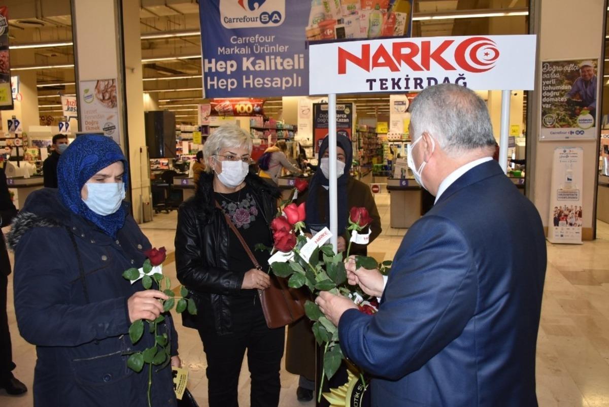 Narkotik polisinden ve validen annelere kırmızı g&uuml;l