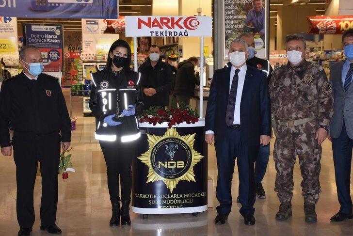 Narkotik polisinden ve validen annelere kırmızı gül G2