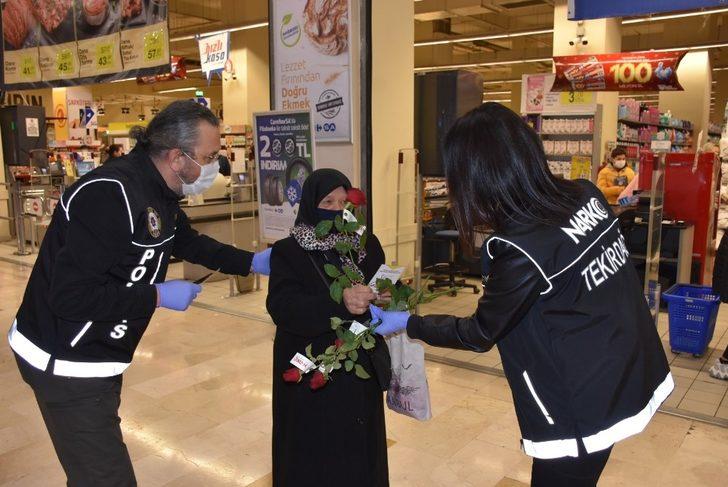 Narkotik polisinden ve validen annelere kırmızı gül G4