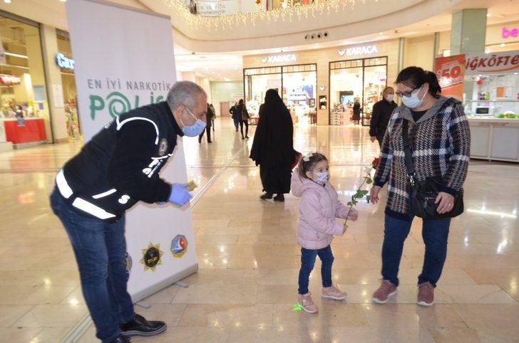 Narkotik polisinden ve validen annelere kırmızı gül G5