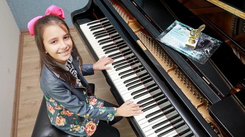 M&uuml;ziğin altın &ccedil;ocuğu &ouml;d&uuml;le doymuyor