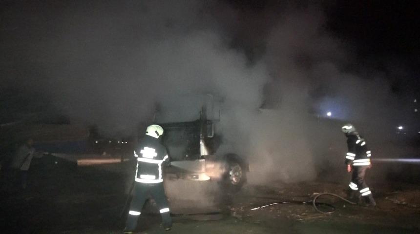 Şeker k&uuml;spesi i&ccedil;in sıra bekleyen kamyon oto parkta yandı