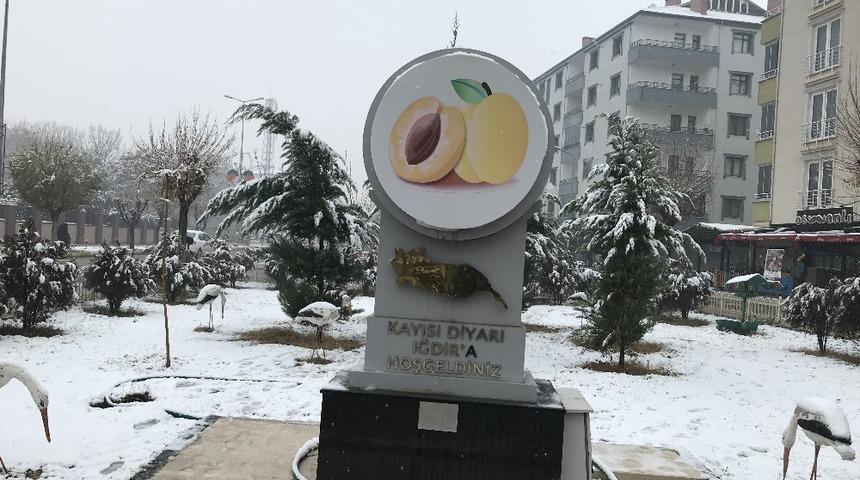 Kar uyarısı yapılan Iğdır beyaz gelinliğini giydi