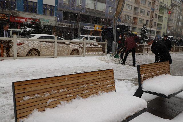 Hakkari’de kar timleri görev başında