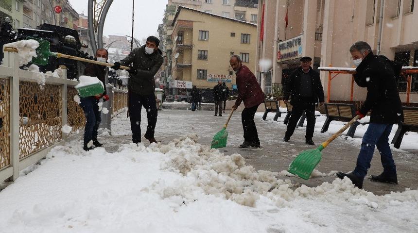Hakkari&rsquo;de kar timleri g&ouml;rev başında