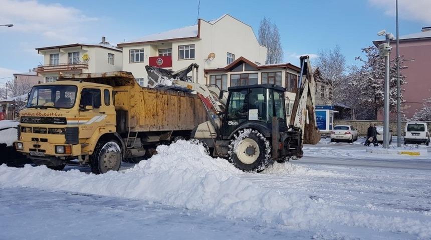 Belediye ekipleri kar temizliğine başladı