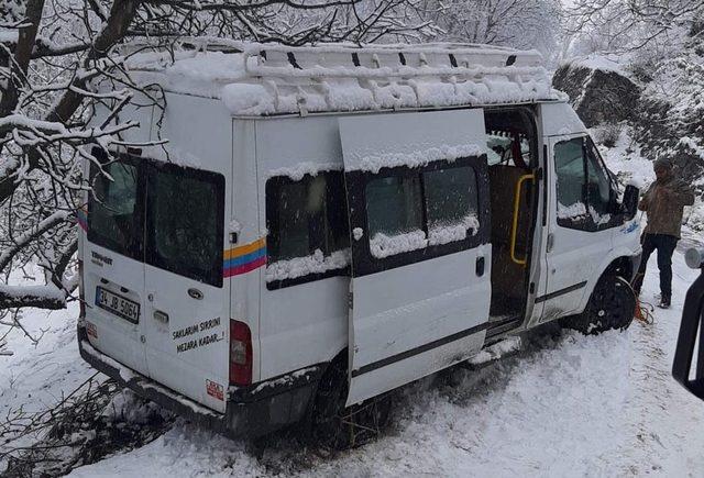 Siirt’te uçurumun kenarında mahsur kalan yolcu minibüsü kurtarıldı