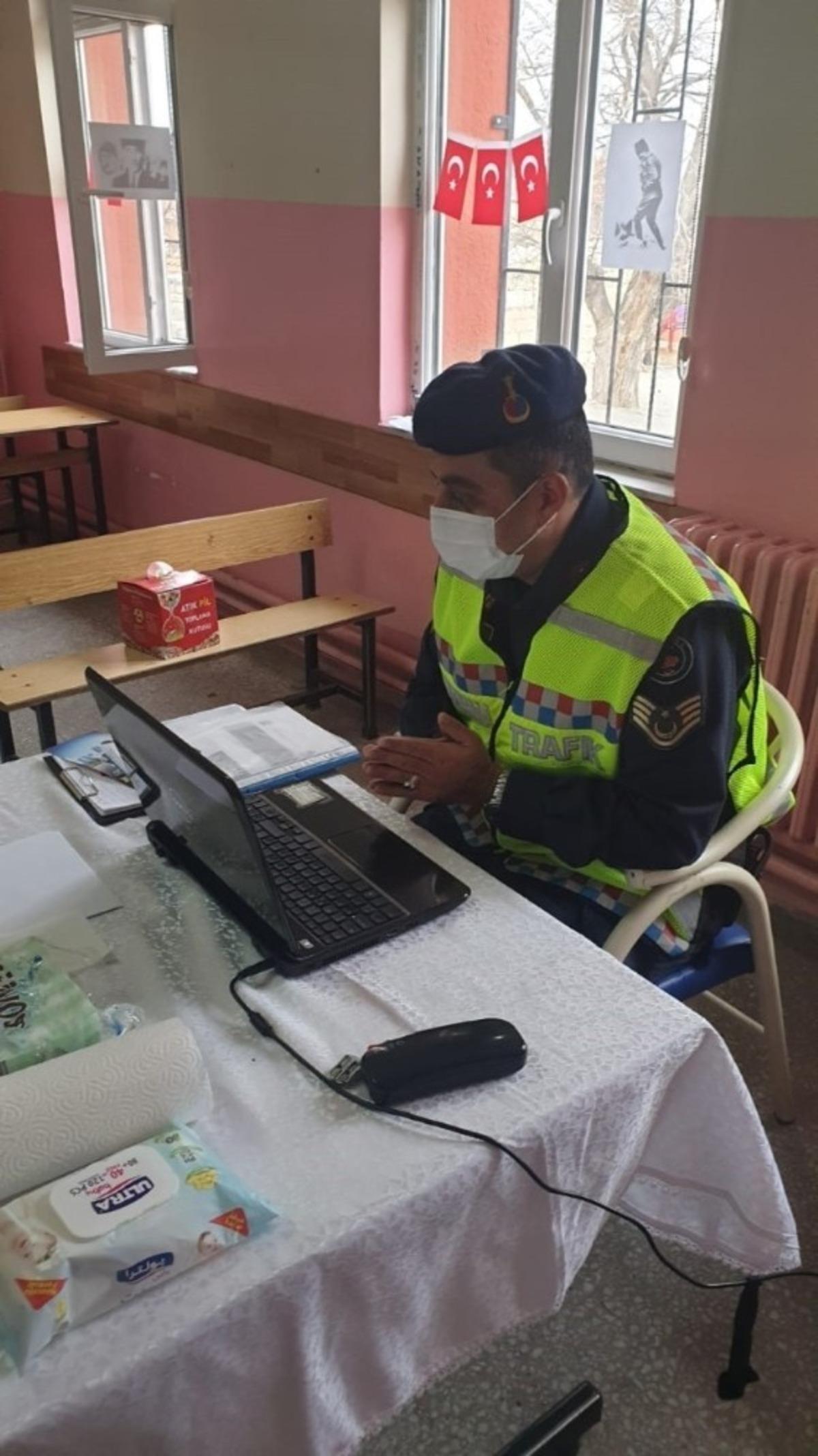 Jandarma EBA &uuml;zerinden 37 &ouml;ğrenciye trafik dersi verdi