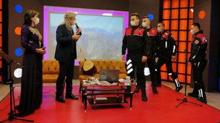 Canlı yayında ilginç anlar! Polisler de stüdyodakiler de şaşırdı