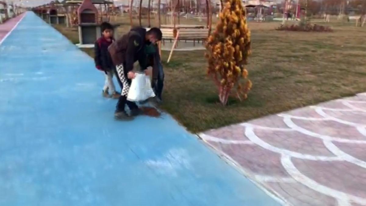 Sokak hayvanlarını besleyen &ccedil;ocuklar y&uuml;rek ısıttı