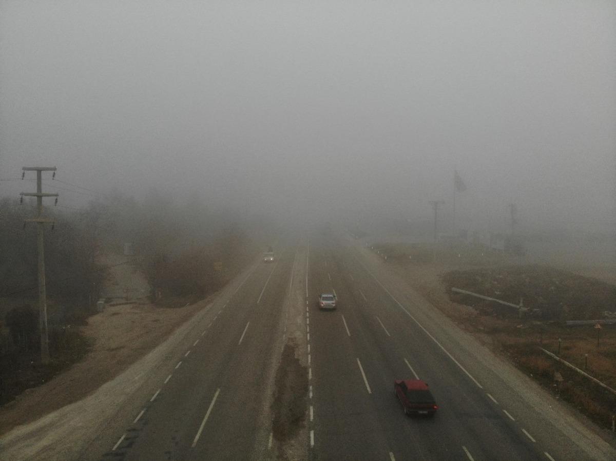 Denizli&rsquo;de etkisini arttıran sis s&uuml;r&uuml;c&uuml;lere zor anlar yaşattı