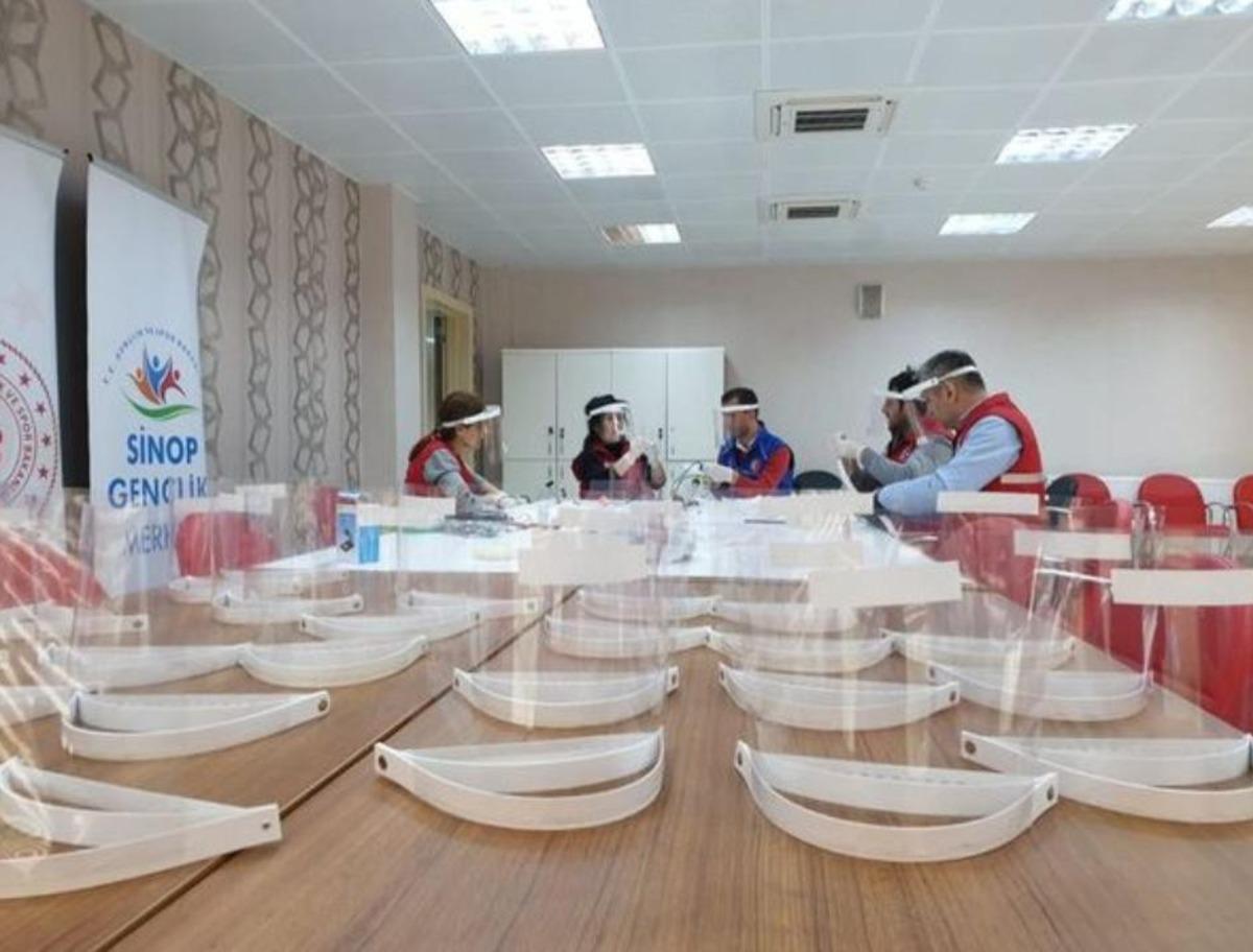 G&ouml;n&uuml;ll&uuml; olarak siperlik maske &uuml;retiyorlar