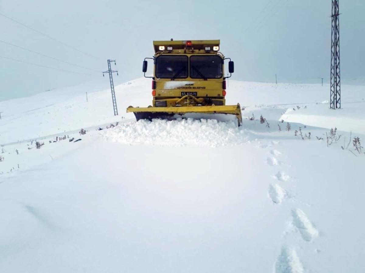 Van B&uuml;y&uuml;kşehir Belediyesinden karla m&uuml;cadele &ccedil;alışması