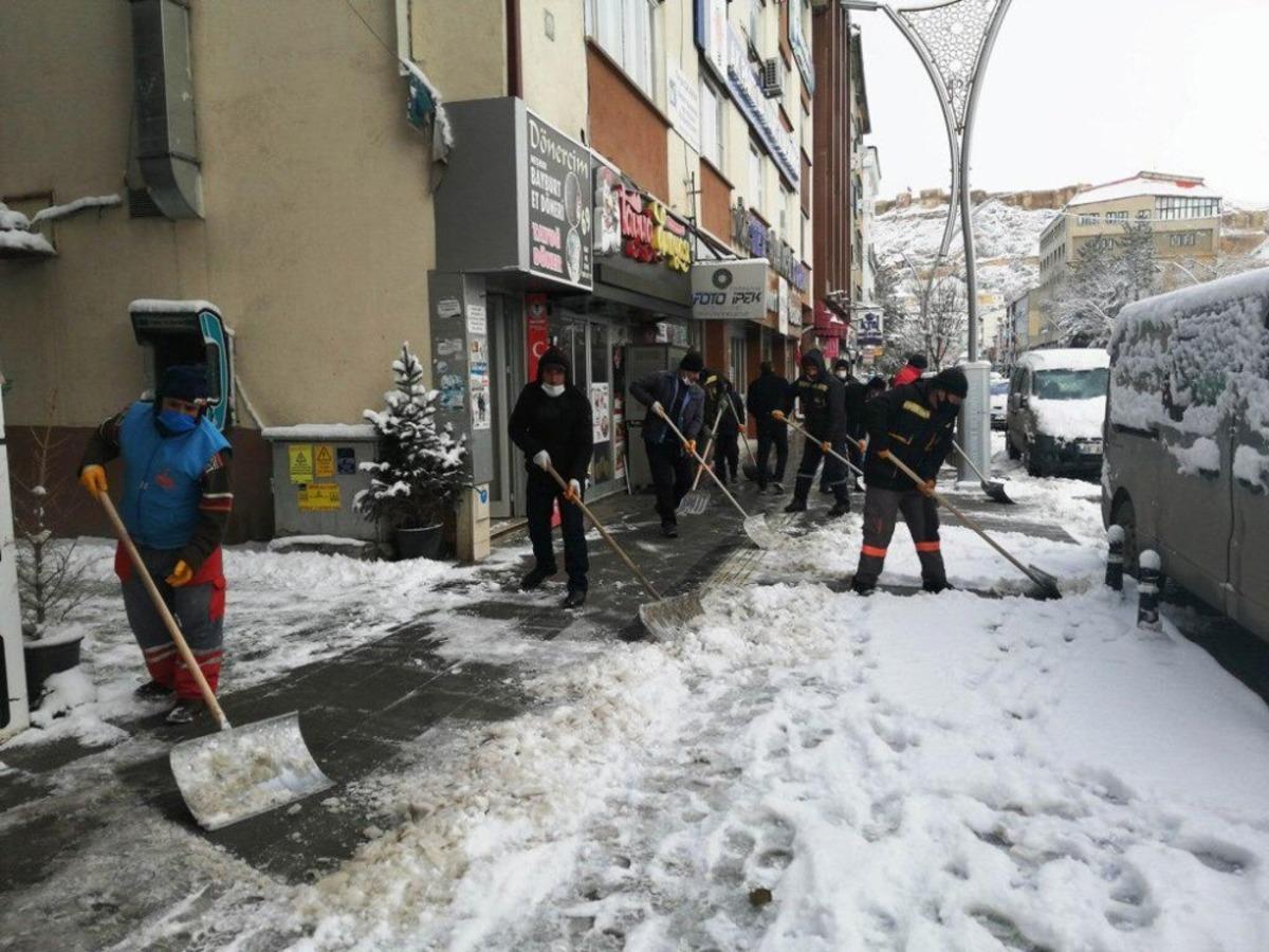 Bayburt Belediyesi&rsquo;nden karla m&uuml;cadelede yoğun mesai