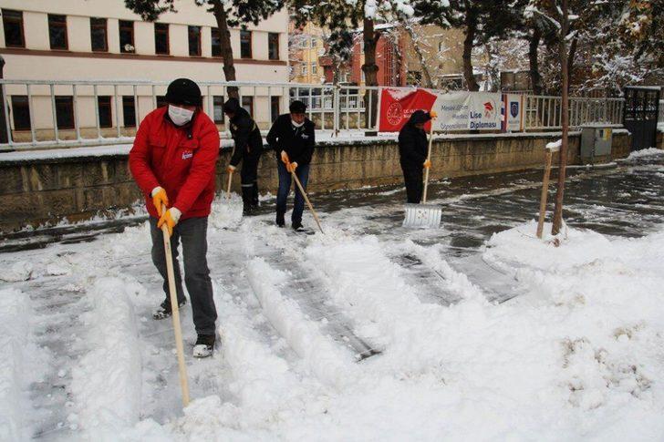 Bayburt Belediyesi’nden karla mücadelede yoğun mesai G2