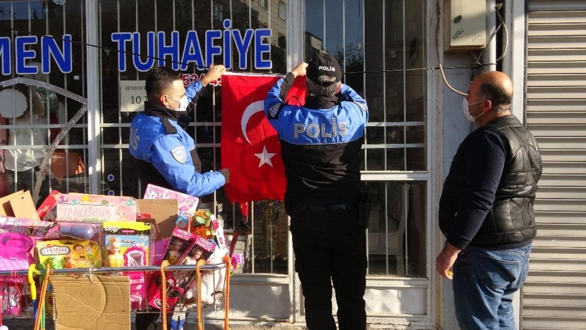Yıpranan bayrakların yerine yenileri asıldı