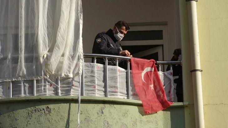 Yıpranan bayrakların yerine yenileri asıldı G3