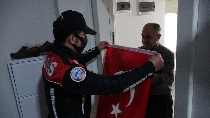 Yıpranan bayrakların yerine yenileri asıldı G5