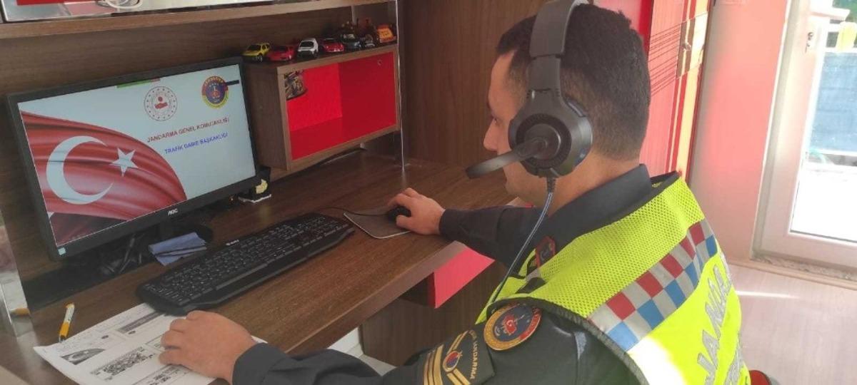 Jandarma EBA ile miniklere ulaşıyor