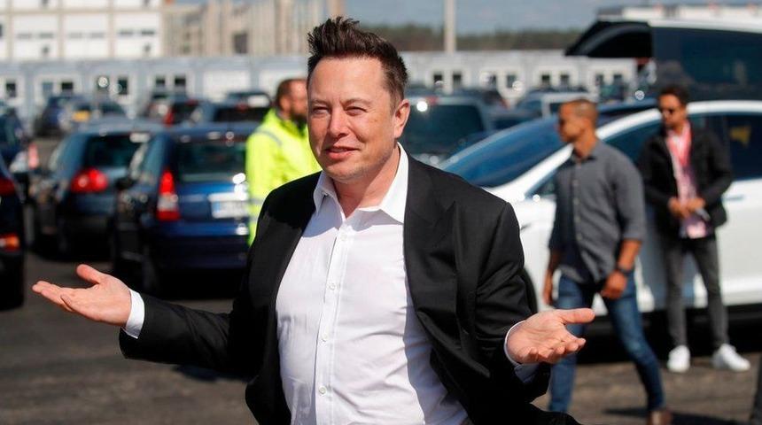 Elon Musk: Tesla'yı &uuml;&ccedil; yıl &ouml;nce Apple'a satmak istedim, Tim Cook ilgilenmedi