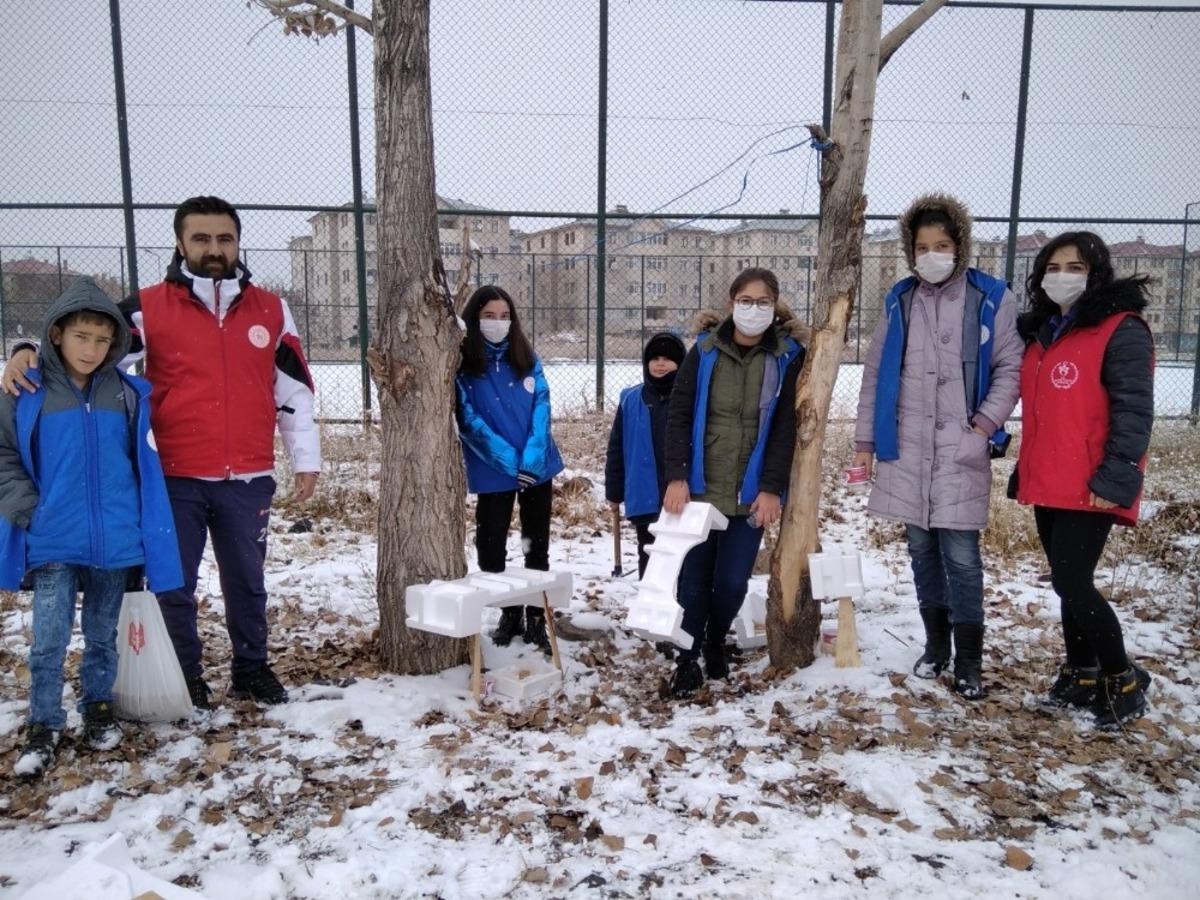 G&ouml;n&uuml;ll&uuml; gen&ccedil;ler doğadaki hayvanlara yem bıraktı